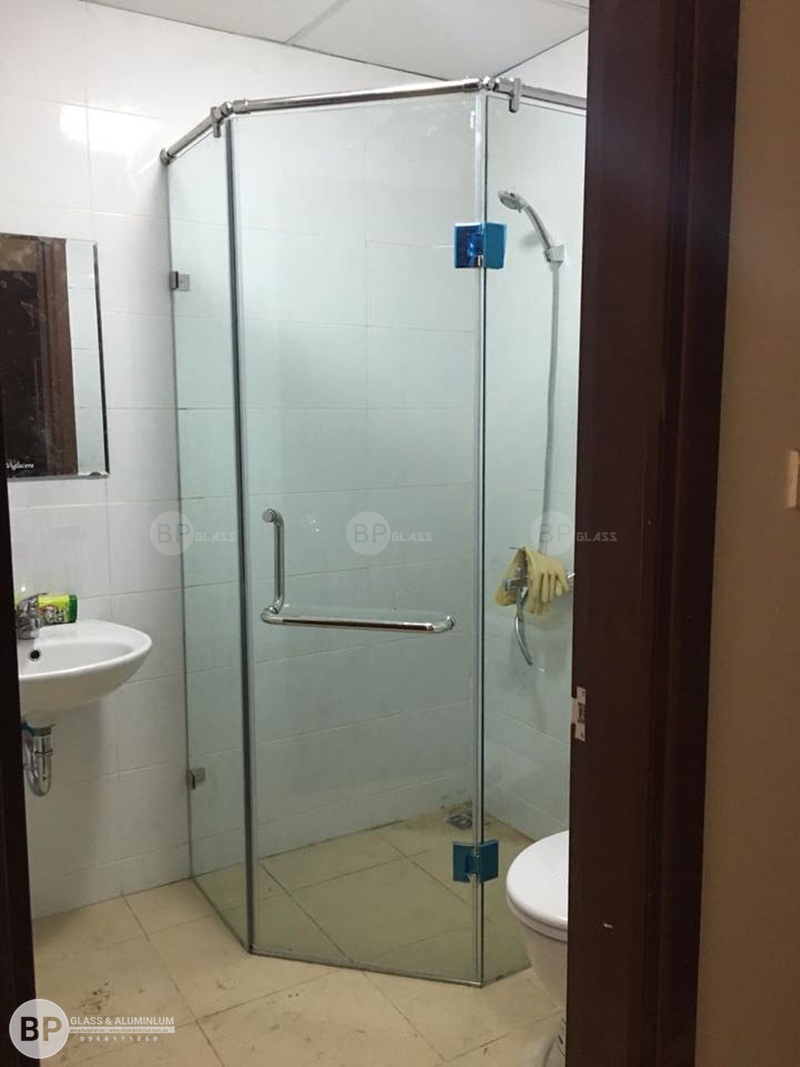 Lắp đặt vách tắm kính vát góc chị Thủy CC Thông Tấn Xã